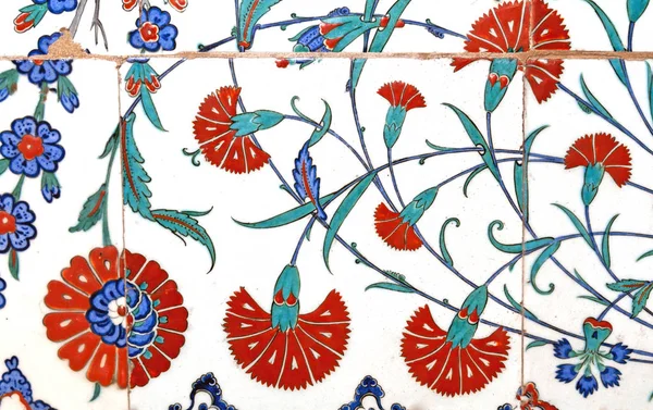 Eski Osmanlı döneminden İznik çinisi. Çiniler, imparatorluğun her yerinden İstanbul'a ve İznik'e getirilen nakkaş denilen usta zanaatkarlar tarafından dekore edilmiştir.