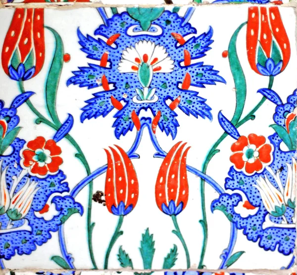 Eski Osmanlı döneminden İznik çinisi. Çiniler, imparatorluğun her yerinden İstanbul'a ve İznik'e getirilen nakkaş denilen usta zanaatkarlar tarafından dekore edilmiştir.