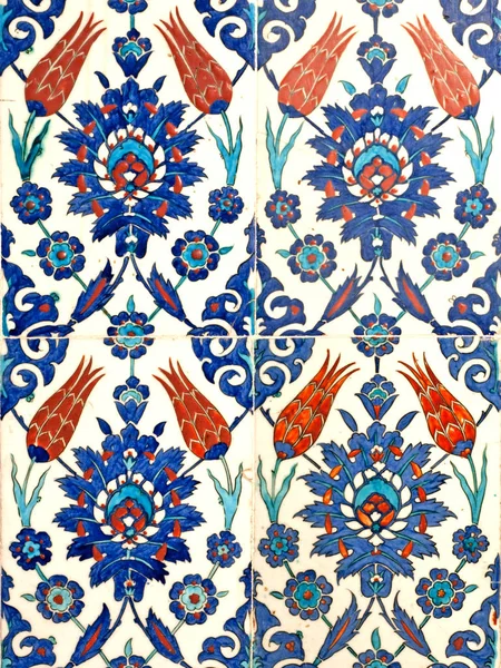 Eski Osmanlı döneminden İznik çinisi. Çiniler, imparatorluğun her yerinden İstanbul'a ve İznik'e getirilen nakkaş denilen usta zanaatkarlar tarafından dekore edilmiştir.