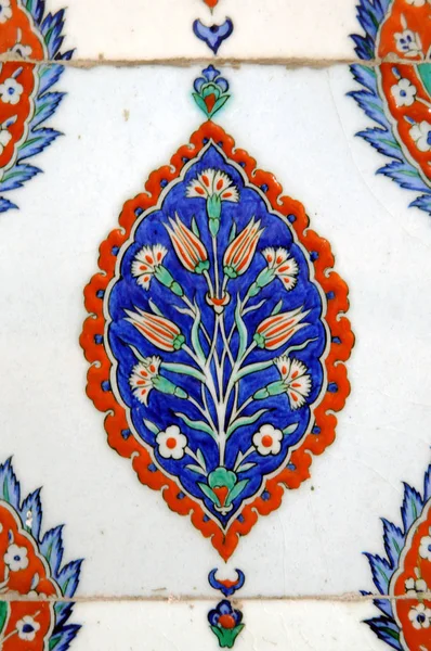 古代オスマン帝国時代のイズニクタイル タイルは この芸術を実行するために 帝国全体からイスタンブールとイズニクに持ち込まれたマスター職人 いわゆるナッカシュによって飾られました — ストック写真