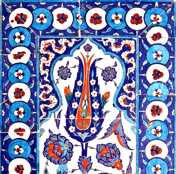 Eski Osmanlı döneminden İznik çinisi. Çiniler, imparatorluğun her yerinden İstanbul'a ve İznik'e getirilen nakkaş denilen usta zanaatkarlar tarafından dekore edilmiştir.