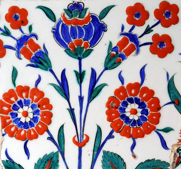 Eski Osmanlı döneminden İznik çinisi. Çiniler, imparatorluğun her yerinden İstanbul'a ve İznik'e getirilen nakkaş denilen usta zanaatkarlar tarafından dekore edilmiştir.
