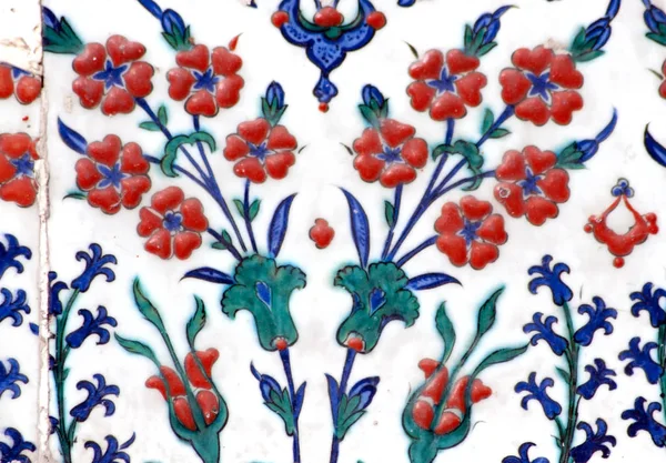 Eski Osmanlı döneminden İznik çinisi. Çiniler, imparatorluğun her yerinden İstanbul'a ve İznik'e getirilen nakkaş denilen usta zanaatkarlar tarafından dekore edilmiştir.