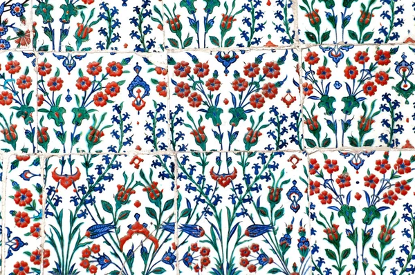 Eski Osmanlı döneminden İznik çinisi. Çiniler, imparatorluğun her yerinden İstanbul'a ve İznik'e getirilen nakkaş denilen usta zanaatkarlar tarafından dekore edilmiştir.