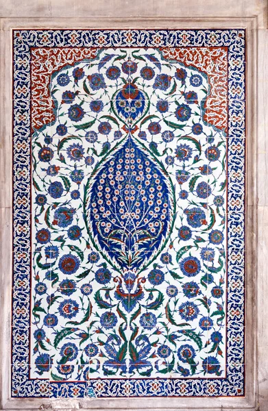 伊兹尼克瓷砖从古代奥斯曼时代 这些瓷砖由大师工匠装饰 被称为Nakkash 从整个帝国带到伊斯坦布尔和伊兹尼克进行这种艺术 — 图库照片
