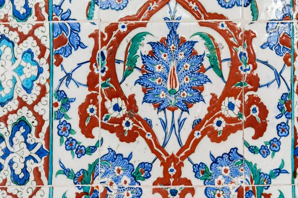 Eski Osmanlı döneminden İznik çinisi. Çiniler, imparatorluğun her yerinden İstanbul'a ve İznik'e getirilen nakkaş denilen usta zanaatkarlar tarafından dekore edilmiştir.