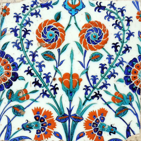 Eski Osmanlı döneminden İznik çinisi. Çiniler, imparatorluğun her yerinden İstanbul'a ve İznik'e getirilen nakkaş denilen usta zanaatkarlar tarafından dekore edilmiştir.