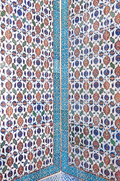 Eski Osmanlı döneminden İznik çinisi. Çiniler, imparatorluğun her yerinden İstanbul'a ve İznik'e getirilen nakkaş denilen usta zanaatkarlar tarafından dekore edilmiştir.