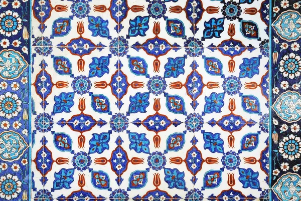 Eski Osmanlı döneminden İznik çinisi. Çiniler, imparatorluğun her yerinden İstanbul'a ve İznik'e getirilen nakkaş denilen usta zanaatkarlar tarafından dekore edilmiştir.