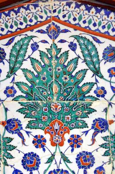 Eski Osmanlı döneminden İznik çinisi. Çiniler, imparatorluğun her yerinden İstanbul'a ve İznik'e getirilen nakkaş denilen usta zanaatkarlar tarafından dekore edilmiştir.