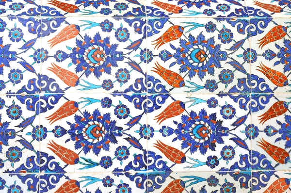 Eski Osmanlı döneminden İznik çinisi. Çiniler, imparatorluğun her yerinden İstanbul'a ve İznik'e getirilen nakkaş denilen usta zanaatkarlar tarafından dekore edilmiştir.