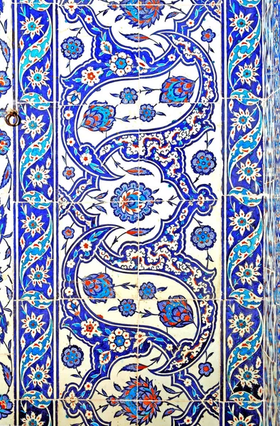 Eski Osmanlı döneminden İznik çinisi. Çiniler, imparatorluğun her yerinden İstanbul'a ve İznik'e getirilen nakkaş denilen usta zanaatkarlar tarafından dekore edilmiştir.