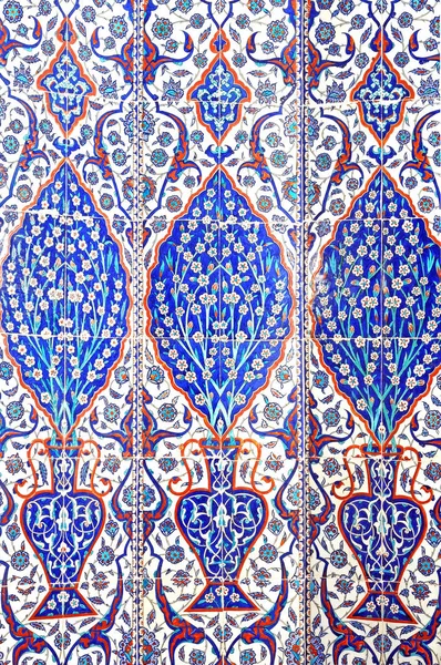 Eski Osmanlı döneminden İznik çinisi. Çiniler, imparatorluğun her yerinden İstanbul'a ve İznik'e getirilen nakkaş denilen usta zanaatkarlar tarafından dekore edilmiştir.