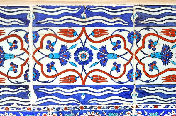 Eski Osmanlı döneminden İznik çinisi. Çiniler, imparatorluğun her yerinden İstanbul'a ve İznik'e getirilen nakkaş denilen usta zanaatkarlar tarafından dekore edilmiştir.