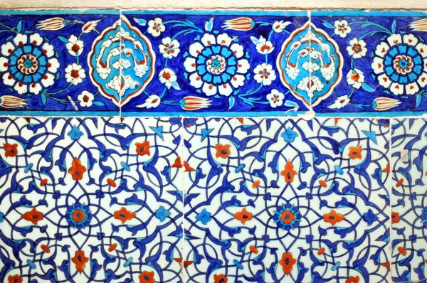 Eski Osmanlı döneminden İznik çinisi. Çiniler, imparatorluğun her yerinden İstanbul'a ve İznik'e getirilen nakkaş denilen usta zanaatkarlar tarafından dekore edilmiştir.