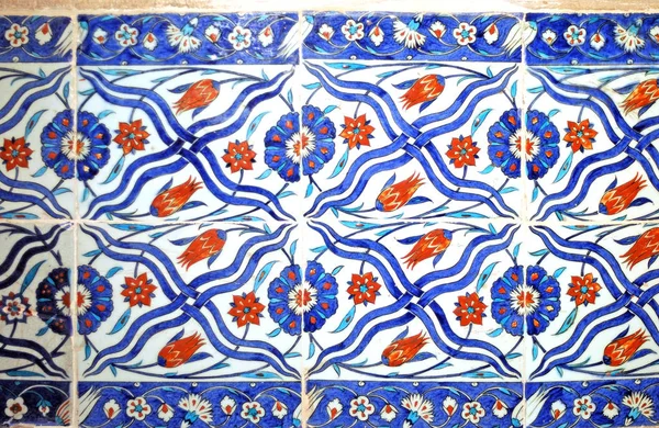 Eski Osmanlı döneminden İznik çinisi. Çiniler, imparatorluğun her yerinden İstanbul'a ve İznik'e getirilen nakkaş denilen usta zanaatkarlar tarafından dekore edilmiştir.