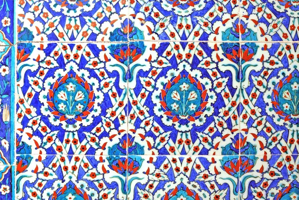 Eski Osmanlı döneminden İznik çinisi. Çiniler, imparatorluğun her yerinden İstanbul'a ve İznik'e getirilen nakkaş denilen usta zanaatkarlar tarafından dekore edilmiştir.