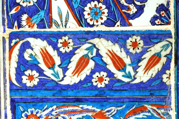 Eski Osmanlı döneminden İznik çinisi. Çiniler, imparatorluğun her yerinden İstanbul'a ve İznik'e getirilen nakkaş denilen usta zanaatkarlar tarafından dekore edilmiştir.