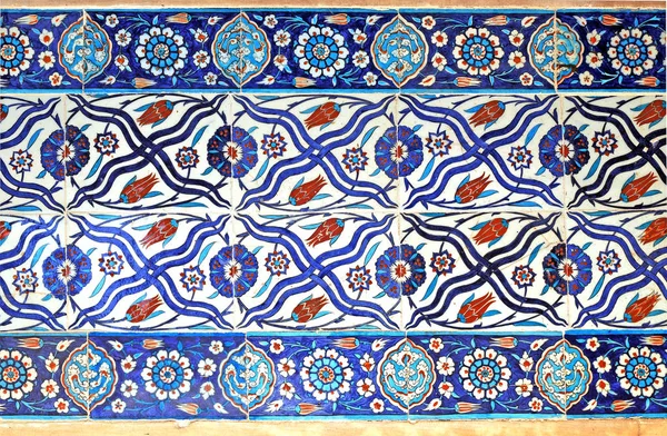 Eski Osmanlı döneminden İznik çinisi. Çiniler, imparatorluğun her yerinden İstanbul'a ve İznik'e getirilen nakkaş denilen usta zanaatkarlar tarafından dekore edilmiştir.