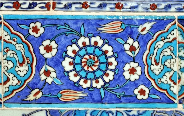 Eski Osmanlı döneminden İznik çinisi. Çiniler, imparatorluğun her yerinden İstanbul'a ve İznik'e getirilen nakkaş denilen usta zanaatkarlar tarafından dekore edilmiştir.