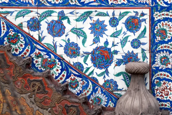 오스만 시대의 이즈니크 타일은 전역에서 이스탄불과 이즈니크로 가져온 Nakkash에 장식되어이 — 스톡 사진