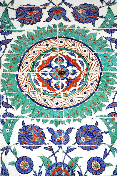 Eski Osmanlı döneminden İznik çinisi. Çiniler, imparatorluğun her yerinden İstanbul'a ve İznik'e getirilen nakkaş denilen usta zanaatkarlar tarafından dekore edilmiştir.