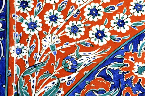 Eski Osmanlı döneminden İznik çinisi. Çiniler, imparatorluğun her yerinden İstanbul'a ve İznik'e getirilen nakkaş denilen usta zanaatkarlar tarafından dekore edilmiştir.