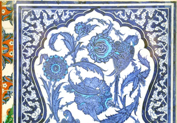 伊兹尼克瓷砖从古代奥斯曼时代 这些瓷砖由大师工匠装饰 被称为Nakkash 从整个帝国带到伊斯坦布尔和伊兹尼克进行这种艺术 — 图库照片