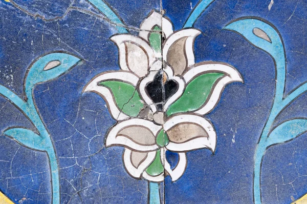 Eski Osmanlı döneminden İznik çinisi. Çiniler, imparatorluğun her yerinden İstanbul'a ve İznik'e getirilen nakkaş denilen usta zanaatkarlar tarafından dekore edilmiştir.