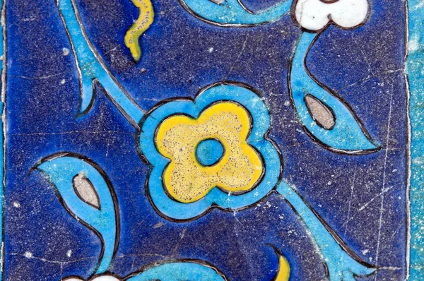 Eski Osmanlı döneminden İznik çinisi. Çiniler, imparatorluğun her yerinden İstanbul'a ve İznik'e getirilen nakkaş denilen usta zanaatkarlar tarafından dekore edilmiştir.