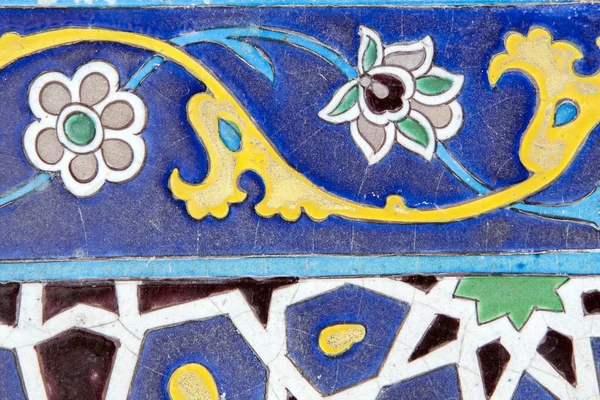 Eski Osmanlı döneminden İznik çinisi. Çiniler, imparatorluğun her yerinden İstanbul'a ve İznik'e getirilen nakkaş denilen usta zanaatkarlar tarafından dekore edilmiştir.