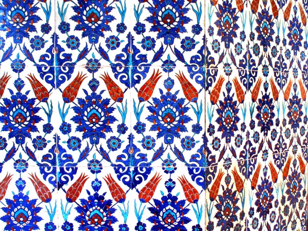 Eski Osmanlı döneminden İznik çinisi. Çiniler, imparatorluğun her yerinden İstanbul'a ve İznik'e getirilen nakkaş denilen usta zanaatkarlar tarafından dekore edilmiştir.