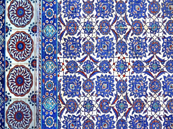 Eski Osmanlı döneminden İznik çinisi. Çiniler, imparatorluğun her yerinden İstanbul'a ve İznik'e getirilen nakkaş denilen usta zanaatkarlar tarafından dekore edilmiştir.