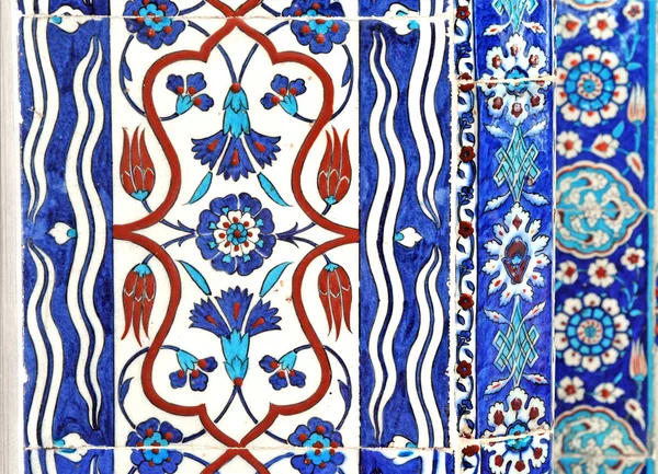 Eski Osmanlı döneminden İznik çinisi. Çiniler, imparatorluğun her yerinden İstanbul'a ve İznik'e getirilen nakkaş denilen usta zanaatkarlar tarafından dekore edilmiştir.