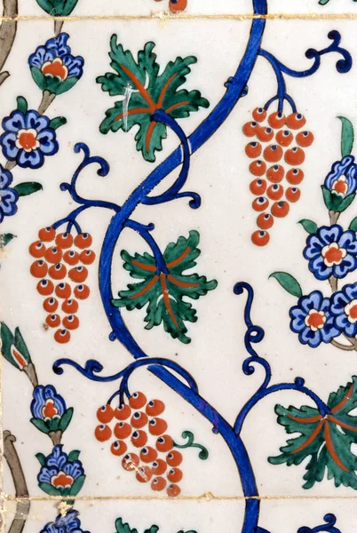 Eski Osmanlı döneminden İznik çinisi. Çiniler, imparatorluğun her yerinden İstanbul'a ve İznik'e getirilen nakkaş denilen usta zanaatkarlar tarafından dekore edilmiştir.