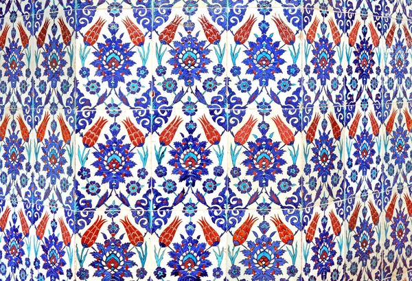 Eski Osmanlı döneminden İznik çinisi. Çiniler, imparatorluğun her yerinden İstanbul'a ve İznik'e getirilen nakkaş denilen usta zanaatkarlar tarafından dekore edilmiştir.