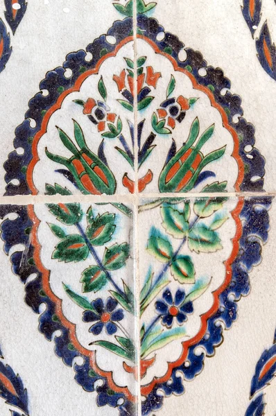 Eski Osmanlı döneminden İznik çinisi. Çiniler, imparatorluğun her yerinden İstanbul'a ve İznik'e getirilen nakkaş denilen usta zanaatkarlar tarafından dekore edilmiştir.