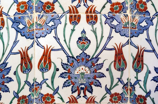 Eski Osmanlı döneminden İznik çinisi. Çiniler, imparatorluğun her yerinden İstanbul'a ve İznik'e getirilen nakkaş denilen usta zanaatkarlar tarafından dekore edilmiştir.