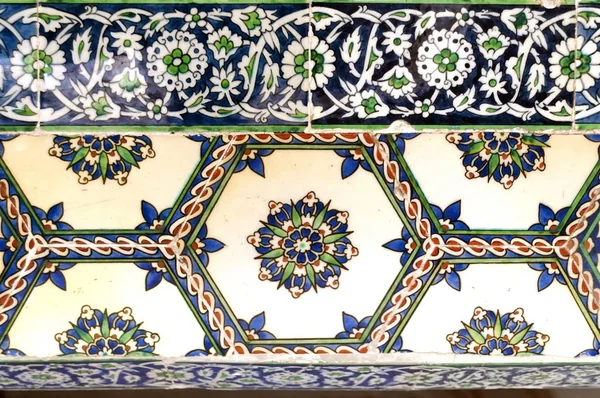 Eski Osmanlı döneminden İznik çinisi. Çiniler, imparatorluğun her yerinden İstanbul'a ve İznik'e getirilen nakkaş denilen usta zanaatkarlar tarafından dekore edilmiştir.