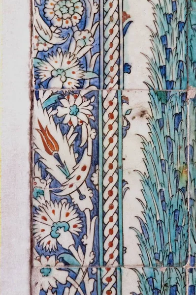 Eski Osmanlı döneminden İznik çinisi. Çiniler, imparatorluğun her yerinden İstanbul'a ve İznik'e getirilen nakkaş denilen usta zanaatkarlar tarafından dekore edilmiştir.