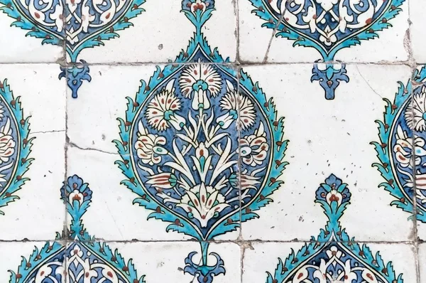 Eski Osmanlı döneminden İznik çinisi. Çiniler, imparatorluğun her yerinden İstanbul'a ve İznik'e getirilen nakkaş denilen usta zanaatkarlar tarafından dekore edilmiştir.