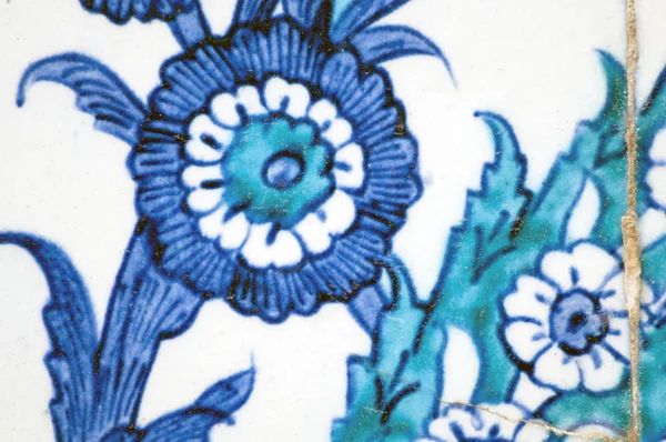 Eski Osmanlı döneminden İznik çinisi. Çiniler, imparatorluğun her yerinden İstanbul'a ve İznik'e getirilen nakkaş denilen usta zanaatkarlar tarafından dekore edilmiştir.