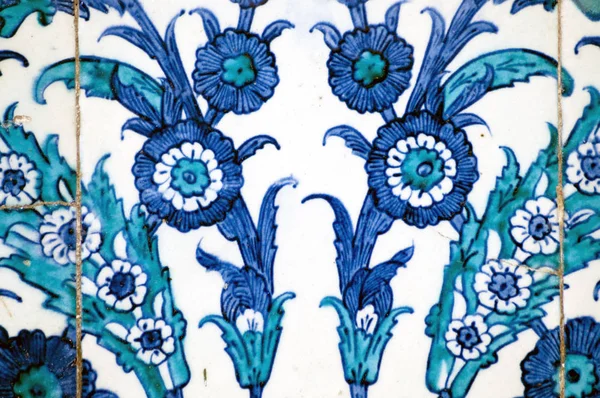 Eski Osmanlı döneminden İznik çinisi. Çiniler, imparatorluğun her yerinden İstanbul'a ve İznik'e getirilen nakkaş denilen usta zanaatkarlar tarafından dekore edilmiştir.