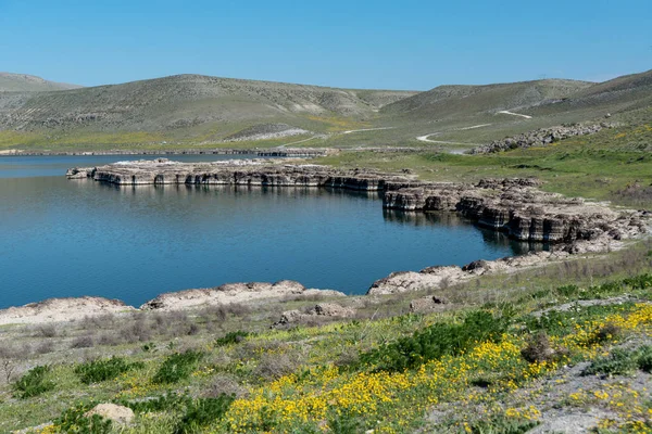 Burdur'un güneyindeki Yeilova ilçesindeki Salda Gölü'nün havadan görünümü, son yıllarda beyaz plajı ve berrak suyu yla Türkiye Maldivleri olarak beslenmiştir.