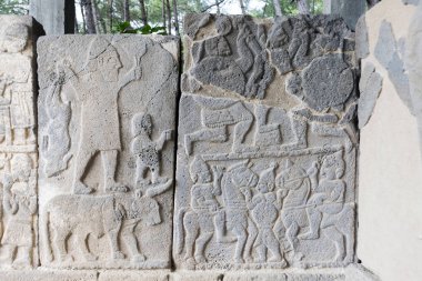 Karatepe-Aslantasopen-Air Museum (Türkçe: Karatepe-Aslantas Acikk Hava Muzesi) Osmaniye ilinin açık hava müzesi.. 