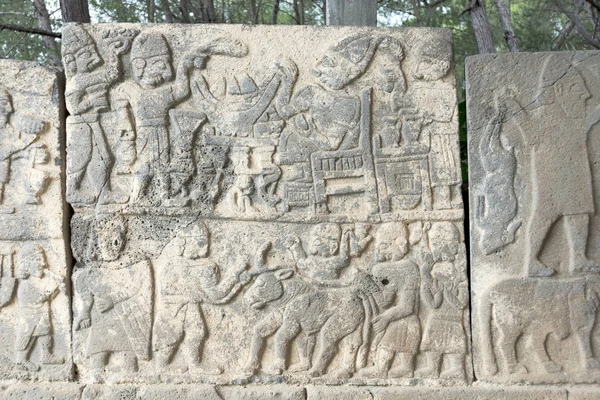 Karatepe-Aslantasopen-Air Museum (Türkçe: Karatepe-Aslantas Acikk Hava Muzesi) Osmaniye ilinin açık hava müzesi.. 