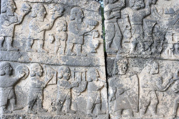 Karatepe-Aslantasopen-Air Museum (Türkçe: Karatepe-Aslantas Acikk Hava Muzesi) Osmaniye ilinin açık hava müzesi.. 