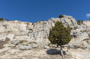 Alahan Manastırı, Anadolu'nun güneyinde, Küçük Asya'nın Mut ilçesinde, Isauria dağlarında bulunan beşinci yüzyıl yapılarından oluşan bir komplekstir..