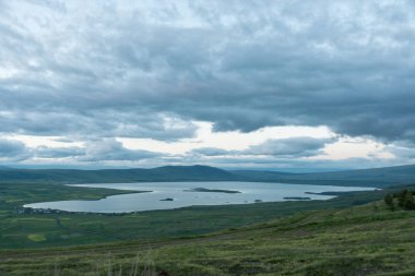 Göl Aktaş ve Kenarbel Köyü.Ardahan'ın Cildir ilçesi.Türkiye-Gürcü sınırında yer alan bu göl.