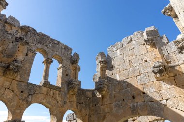 Alahan Manastırı, Anadolu'nun güneyinde, Küçük Asya'nın Mut ilçesinde, Isauria dağlarında bulunan beşinci yüzyıl yapılarından oluşan bir komplekstir..